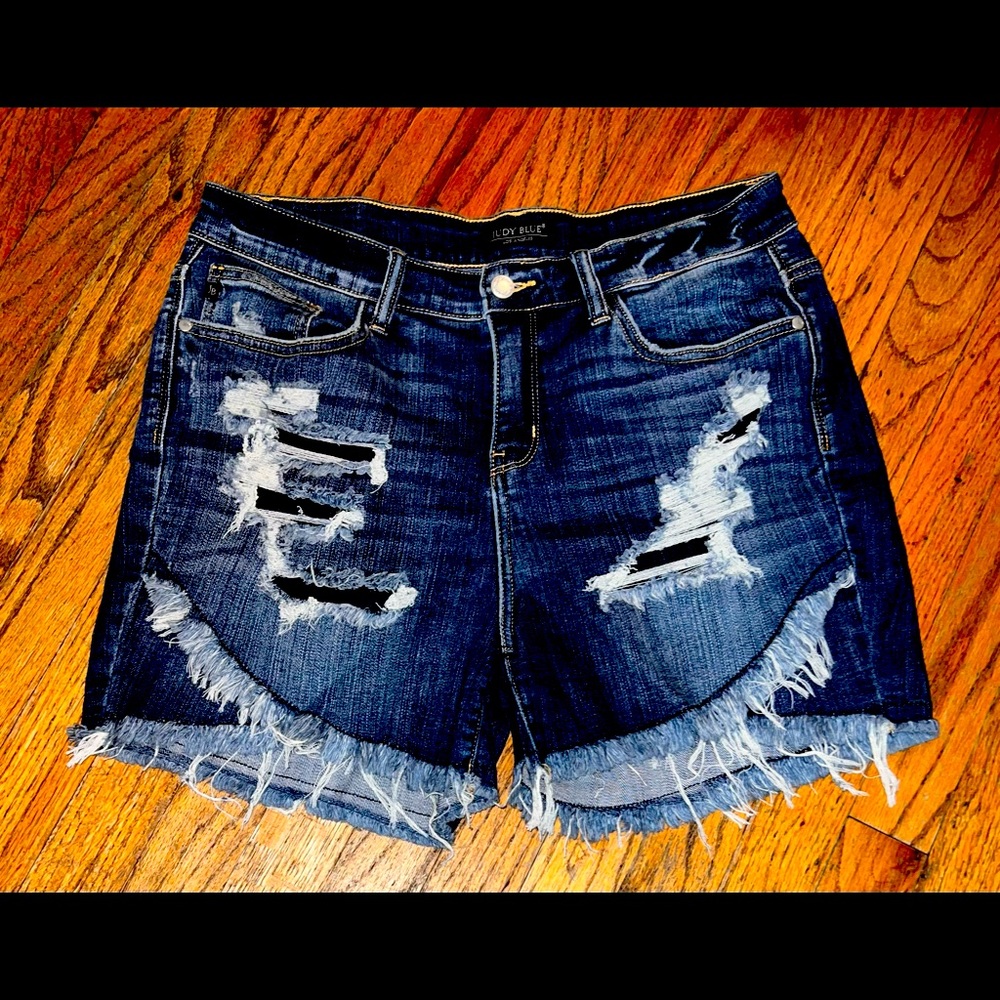 Judy blue raw hem shorts